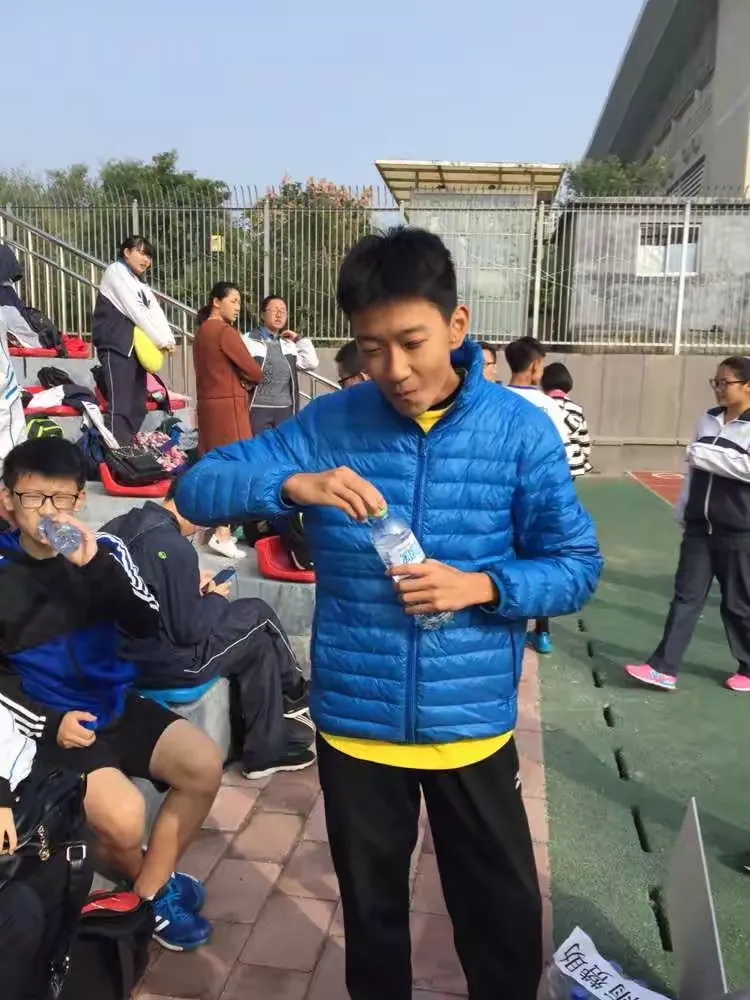 包含太阳前锋整装待发，迎接胜利的词条